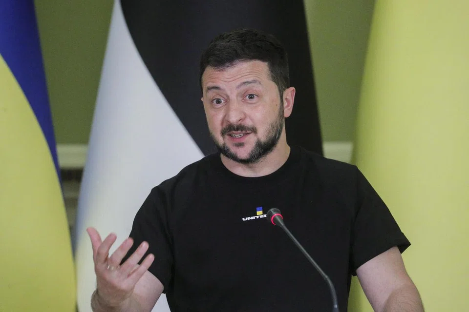 PUJI TENTERA NEGARA: Presiden Volodymyr Zelensky memuji pasukan tenteranya kerana berjaya menyusup masuk ke Bakhmut, sebuah kawasan yang telah pun ranap sedang Russia sebaliknya mendakwa telah mematahkan serangan besar-besaran itu.
