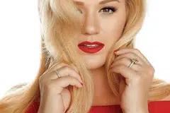 KELLY CLARKSON: 'Because of You' adalah kisah emosi Clarkson yang terjejas melihat perceraian ibu bapanya ketika usianya enam tahun. - Foto RCA/SONY