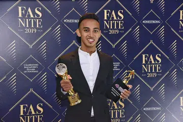 PENCAPAIAN DIIKTIRAF: Faris Ramli menerima trofi di majlis anugerah FAS Nite 2019 kelmarin atas persembahan memukaunya bersama Hougang United. - Foto BH oleh DESMOND WEE
