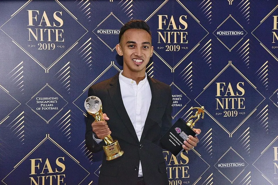 PENCAPAIAN DIIKTIRAF: Faris Ramli menerima trofi di majlis anugerah FAS Nite 2019 kelmarin atas persembahan memukaunya bersama Hougang United. - Foto BH oleh DESMOND WEE