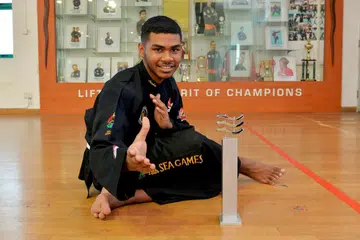 ANUGERAH ISTIMEWA: Juara dunia, Sheik Farhan, memang tidak menjangkakan akan dipilih pemenang Jauhari Harapan 2016. - Foto M.O. SALLEH