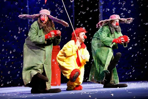 TEROKA KETERASINGAN: Dalam mencuit hati ramai dengan aksi interaktif sekumpulan badut, pementasan Slava's Snowshow ketengah kisah keterasingan manusia dan erti persahabatan . - Foto ANDREA LOPEZ