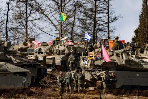 Tentera Israel dilihat berada di sekitar kenderaan ketenteraan di wilayah Galilee Atas, utara Israel berhampiran sempadan Lubnan pada 16 Mac 2026. Tentera Israel memaklumkan bahawa ia telah memulakan apa yang disifatkan sebagai “operasi darat terhad” terhadap Hezbollah di selatan Lebanon.  