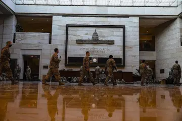 KAWAL RAPI: Pasukan Pengawal Nasional kini mengawal kawasan sekeliling dan dalaman bangunan Capitol Hill sedang terdapat ancaman akan berlakunya bantahan ganas oleh penyokong Encik Trump. - Foto EPA-EFE
