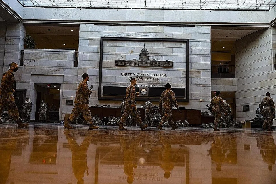 KAWAL RAPI: Pasukan Pengawal Nasional kini mengawal kawasan sekeliling dan dalaman bangunan Capitol Hill sedang terdapat ancaman akan berlakunya bantahan ganas oleh penyokong Encik Trump. - Foto EPA-EFE