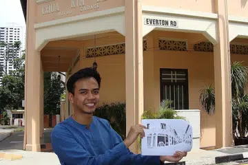 TAMPILKAN KEBIJAKSANAAN PENGHUNI PONDOK MANFAATKAN RUANG: Encik Hadi menunjukkan gambar lama Pondok Tampilung berlatarbelakangkan bangunan asal yang masih berdiri gah di Everton Road. - Foto-foto SAINI SALLEH