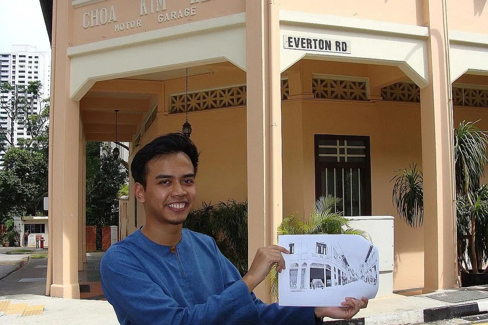 TAMPILKAN KEBIJAKSANAAN PENGHUNI PONDOK MANFAATKAN RUANG: Encik Hadi menunjukkan gambar lama Pondok Tampilung berlatarbelakangkan bangunan asal yang masih berdiri gah di Everton Road. - Foto-foto SAINI SALLEH
