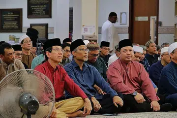 SAMBUTAN AWAL MUHARAM: (Dari kiri) Presiden Muis, Haji Mohammad Alami Musa, Encik Masagos dan pengerusi Eksekutif Masjid Mujahidin, Encik Muhammad Khairul Jameel Yahya mendengar tazkirah yang disampaikan Dr Fatris sempena acara awal Muharam 1441 Hijrah di Masjid Mujahidin malam tadi. - Foto BM oleh JEREMY KWAN