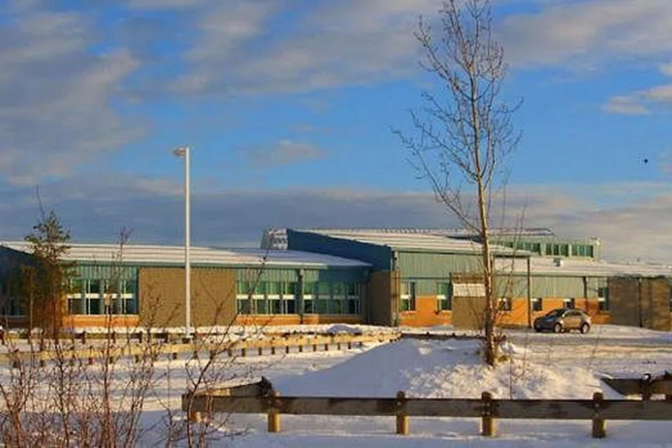 TEMPAT KEJADIAN BERDARAH: Suspek didakwa membunuh dua adiknya sebelum ke sekolah La Roche ini dan menembak mati seorang guru dan seorang gadis. - Foto REUTERS