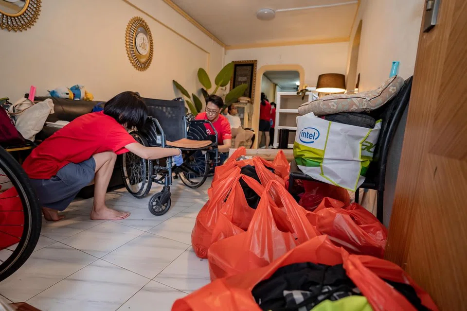 Selain rumahnya dibersihkan, Cik Fifi Winainy Ahmad juga menerima beberapa palang pemegang, meja makan dan sofa sumbangan dari Hospital Besar Ng Teng Fong (NTFGH). 