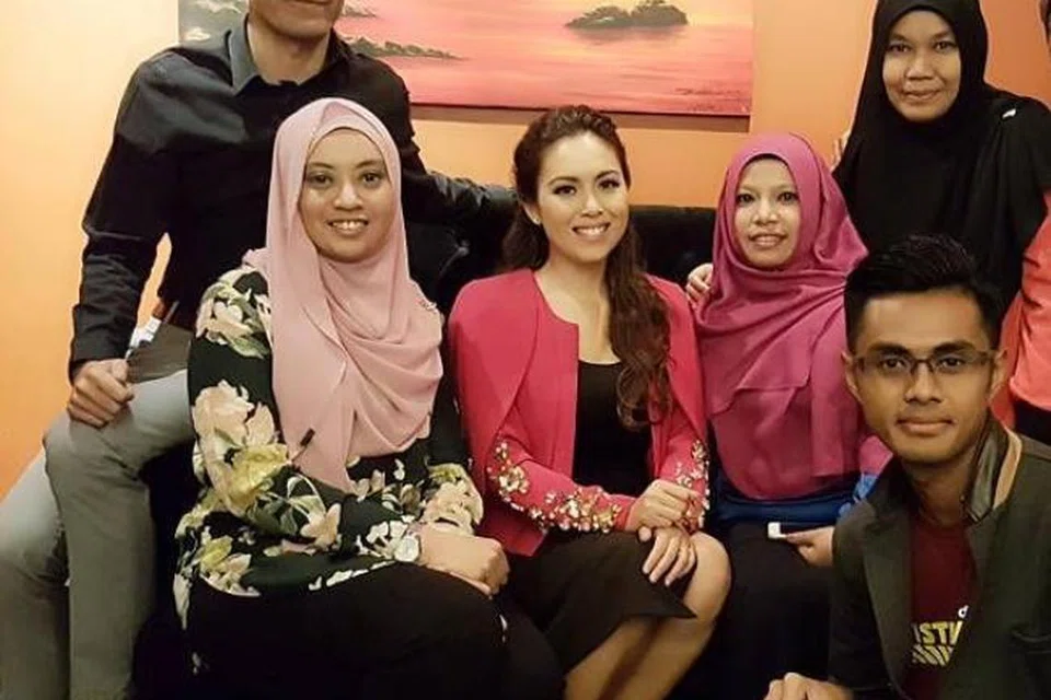 Encik Halil Nasil (kiri) menganjurkan sesi pertemuan bersama peminat pelakon Siti Saleha (duduk, dua dari kiri), sebagai satu usaha menggembirakan peminat yang ingin lebih mengenali jelitawan itu di The Colonial, Scoitts Road, pada 2016.