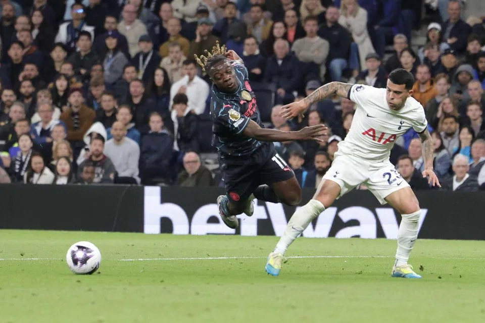 Pemain Tottenham Hotspur, Pedro Porro (kanan) telah mengasari pemain Manchester City, Jeremy Doku semasa perlawanan bola sepak Liga Perdana England antara Tottenham Hotspur dan Manchester City, di London pada 11 Mei.