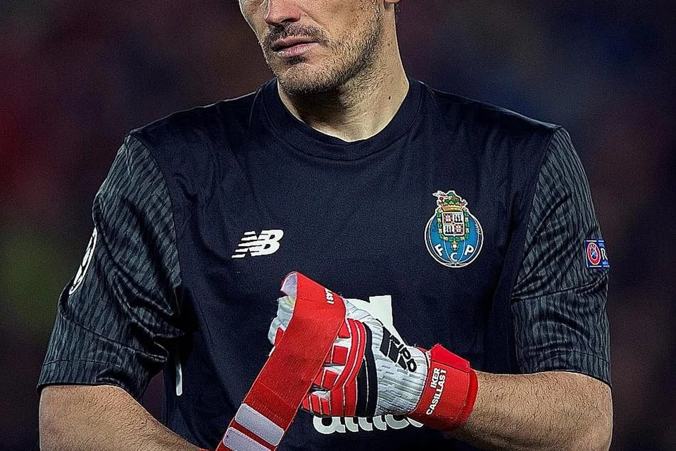 UCAP SELAMAT TINGGAL: Penjaga gawang Sepanyol dan Real Madrid, Iker Casillas mengumumkan persaraannya dari arena bola sepak pada usia 39 tahun. - Foto AFP
