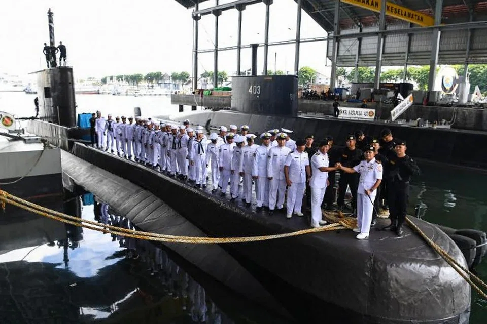 HILANG DI DASAR LAUTAN: Gambar yang dikongsikan angkatan tentera Indonesia menunjukkan acara yang dirakamkan pada 20 Februari 2019 menunjukkan anak kapal dan pegawai tentera menghadiri majlis di atas kapal selam 'KRI Nanggala' di pangkalan tentera laut di Surabaya. - Foto ANGKATAN LAUT TENTERA NASIONAL INDONESIA (TNI)
