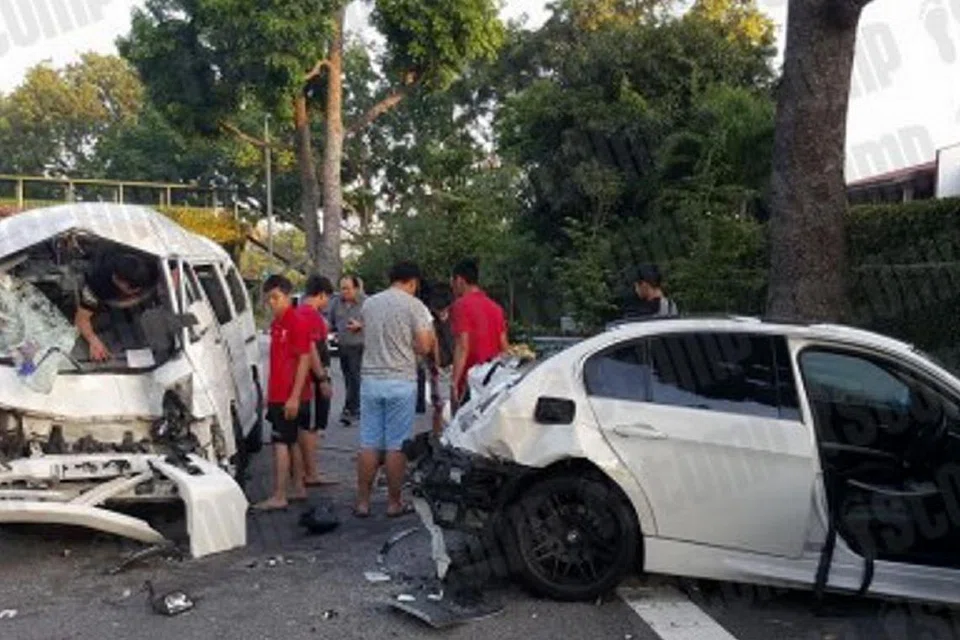 ANTARA KENDERAAN YANG TERLIBAT: Kereta sedan dan van remuk teruk akibat kemalangan yang berlaku di Ekpreswe Ayer Rajah. Tiada kemalangan jiwa dilaporkan. - Foto STOMP