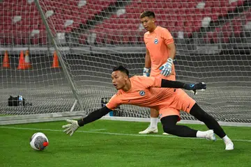 CONTOH TELADAN : Penjaga gawang Singapura, Hassan Sunny (depan), dijangka membuat penampilan ke-108 untuk negara menentang Guam. Sikap profesional beliau diakui jurulatih pasukan bola sepak kebangsaan, Takayuki Nishigaya.