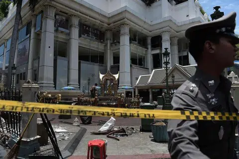 Anggota polis berkawal di luar Kuil Erawan di Bangkok selepas serangan bom pada 2015 yang mengorbankan 20 orang termasuk pelancong asing dan mencederakan lebih 120 mangsa. Mahkamah Thailand menjatuhkan hukuman terhadap dua lelaki etnik Uyghur pada 11 Jun 2026 dalam kes serangan bom di kuil tersebut dan dianggap pengeboman paling berdarah dalam sejarah negara itu.