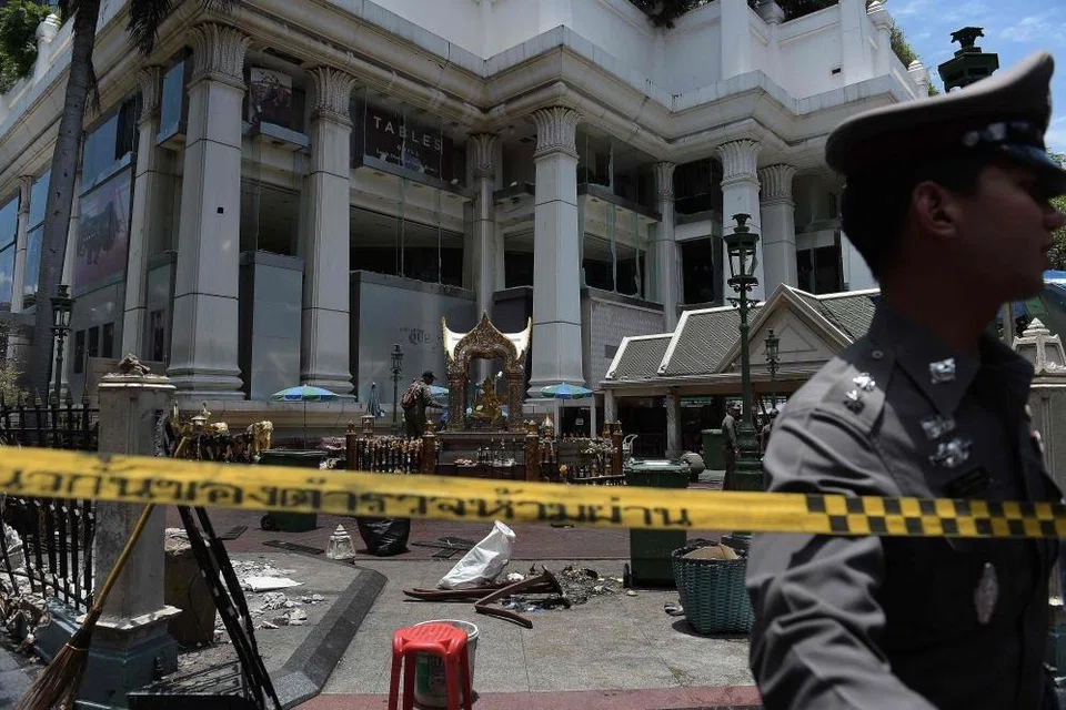 Anggota polis berkawal di luar Kuil Erawan di Bangkok selepas serangan bom pada 2015 yang mengorbankan 20 orang termasuk pelancong asing dan mencederakan lebih 120 mangsa. Mahkamah Thailand menjatuhkan hukuman terhadap dua lelaki etnik Uyghur pada 11 Jun 2026 dalam kes serangan bom di kuil tersebut dan dianggap pengeboman paling berdarah dalam sejarah negara itu.