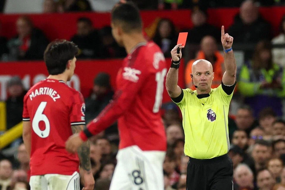 Pemain Manchester United, Lisandro Martinez (kiri), dilayangkan kad merah oleh pengadil, Paul Tierney.