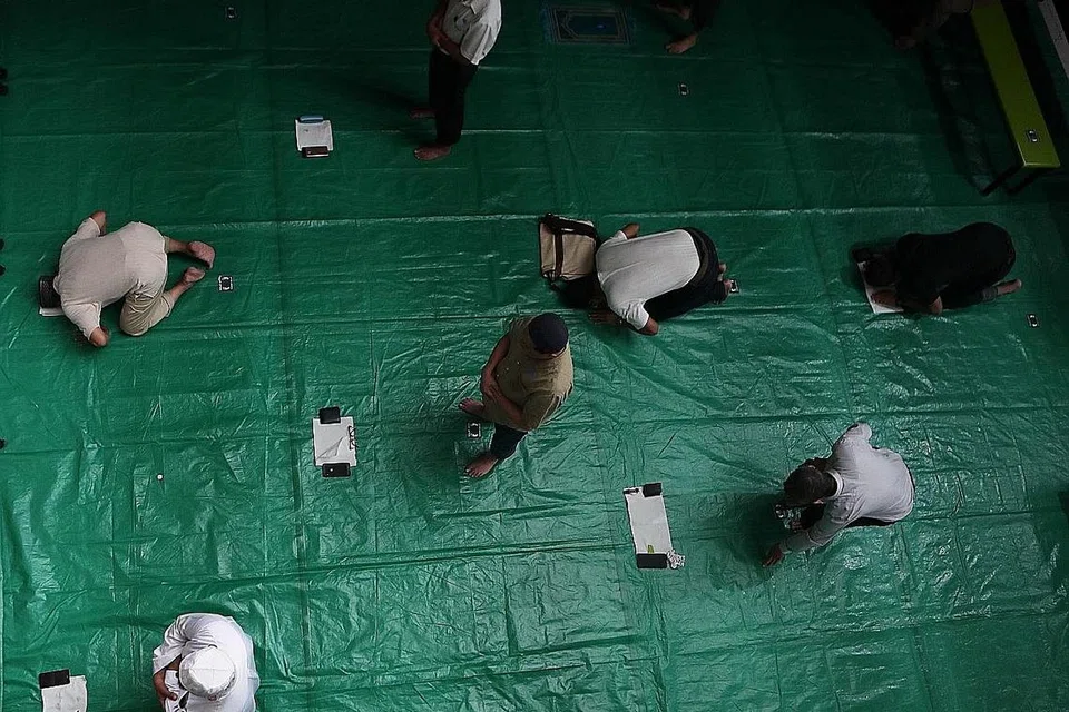 HIDUP WASATIYYAH: Menurut penulis, keputusan penutupan masjid memilukan kita, namun sebagai ummat wasat, kita seharusnya adil, sederhana dan seimbang dalam menerima panduan secara ilmiah dan praktikal bagi kepentingan bersama. - Foto BM oleh KELVIN CHNG