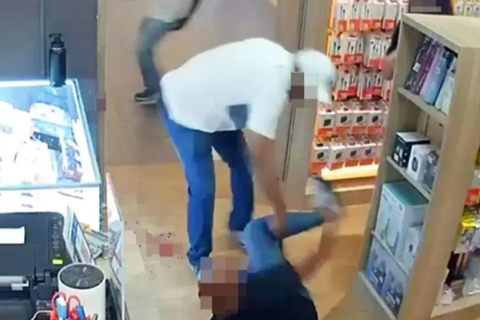 Tangkap layar video rakaman kamera litar tertutup (CCTV) menunjukkan seorang lelaki ditetak di sebuah pusat beli-belah di Seremban, Negeri Sembilan, pada 15 April.