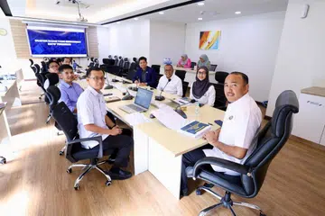 Pengerusi Jawatankuasa Perumahan dan Kerajaan Tempatan Johor, Datuk Mohd Jafni Md Shukor (kanan), ketika mempengerusikan mesyuarat Rumah Kasih Johor di Kota Iskandar, Iskandar Puteri, Johor.