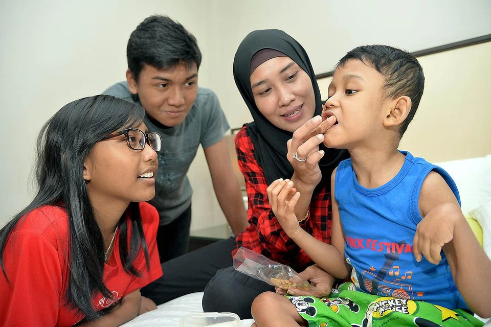 TIDAK PUTUS ASA: Bagi Cik Kamisah kebahagiaan anak-anaknya - (dari kiri) Nadra, Firdaus dan Putra - terus memberi semangat untuk bekerja keras demi menyara kehidupan keluarganya. - Foto M.O. SALLEH
