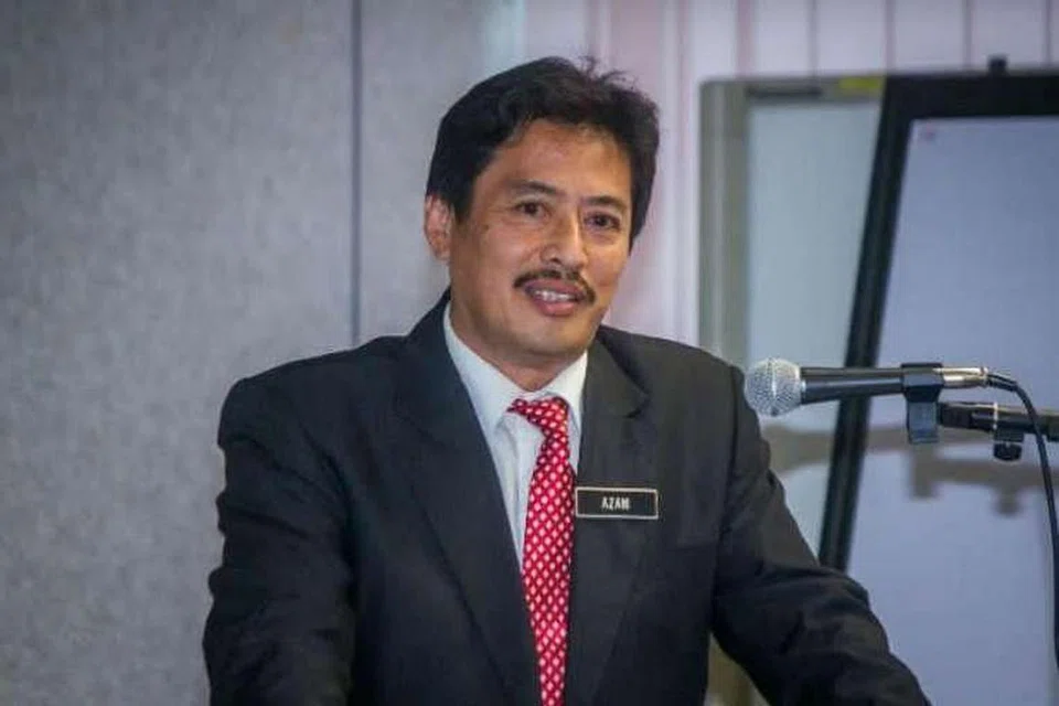 Pengarah Siasatan SPRM, Datuk Azam Baki (atas), berkata dua suspek terbaru ditahan di ibu pejabat SPRM selepas dipanggil untuk kenyataan mereka direkodkan. 