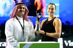 Aryna Sabalenka  bersama Ketua Pegawai Eksekutif (CEO) Penguasa Hiburan Awam Arab Saudi, Encik Faisal Bafrat, selepas beliau memenangi perlawanan tenis pertunjukan di Riyadh pada Disember 2023.