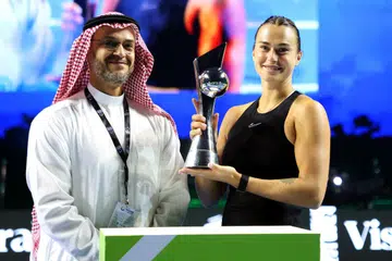 Aryna Sabalenka  bersama Ketua Pegawai Eksekutif (CEO) Penguasa Hiburan Awam Arab Saudi, Encik Faisal Bafrat, selepas beliau memenangi perlawanan tenis pertunjukan di Riyadh pada Disember 2023.