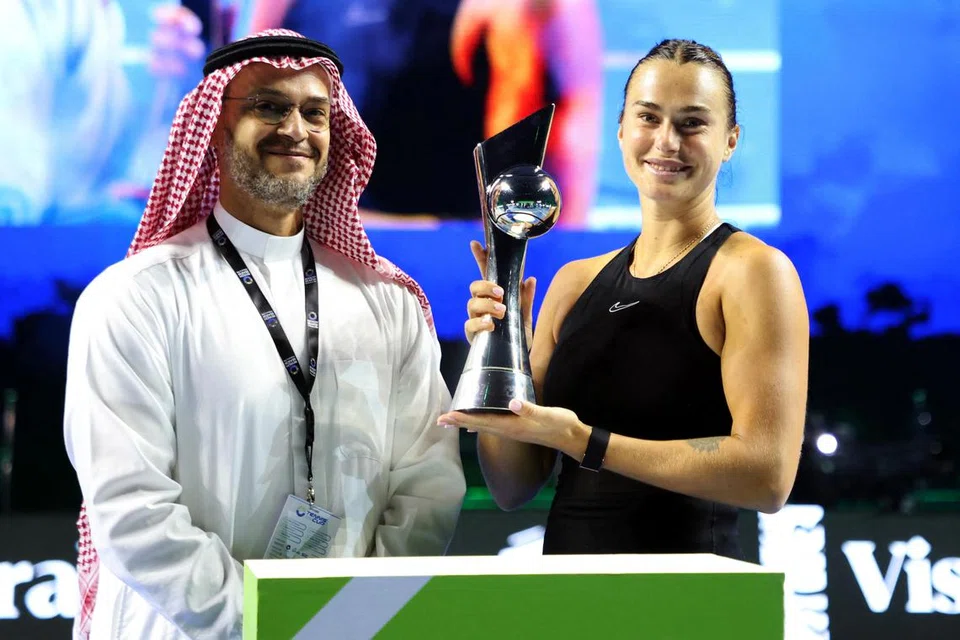 Aryna Sabalenka  bersama Ketua Pegawai Eksekutif (CEO) Penguasa Hiburan Awam Arab Saudi, Encik Faisal Bafrat, selepas beliau memenangi perlawanan tenis pertunjukan di Riyadh pada Disember 2023.