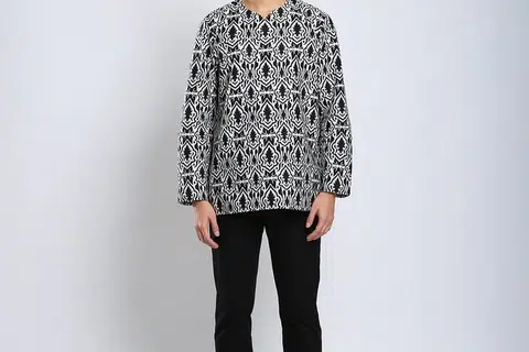 Baju Karya Batik ($49.90) menampilkan potongan moden dan sopan. Ia juga tersedia dalam set keluarga, sesuai jika bapa dan anak ingin memakai pakaian sedondon. 