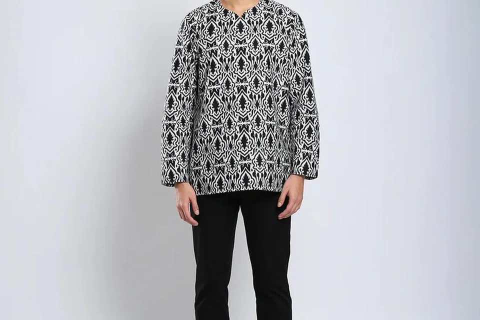 Baju Karya Batik ($49.90) menampilkan potongan moden dan sopan. Ia juga tersedia dalam set keluarga, sesuai jika bapa dan anak ingin memakai pakaian sedondon. 
