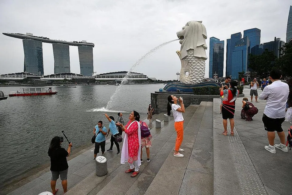 BANDAR PALING SELAMAT: (Gambar atas) Indeks Keselamatan Bandar Raya (SCI) terbitan Unit Risik Ekonomi (IEU) menyenaraikan Singapura di tangga kedua dengan Tokyo menduduki tangga teratas. Hongkong, yang dibelenggu bantahan sejak kebelakangan ini, pula merosot ke tangga ke-20. Namun menurut SCI, ini tidak ada kena-mengena dengan bantahan dan tunjuk perasaan yang sedang berlaku di wilayah itu kerana data yang digunakan itu dikumpul sebelum protes bermula. - Foto-foto AFP, fail