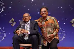 ANUGERAH IKTIRAF SUMBANGAN: Encik Yusnor Ef (kiri) dan Encik Kasturi Kassim, anak kepada Allahyarham Kassim Masdor, menerima anugerah Pencapaian Seumur Hidup dan Lagu Pop Melayu Tempatan Terbaik. - Foto COMPASS