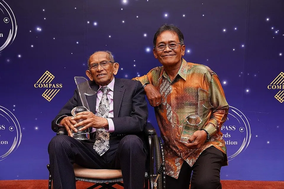 ANUGERAH IKTIRAF SUMBANGAN: Encik Yusnor Ef (kiri) dan Encik Kasturi Kassim, anak kepada Allahyarham Kassim Masdor, menerima anugerah Pencapaian Seumur Hidup dan Lagu Pop Melayu Tempatan Terbaik. - Foto COMPASS