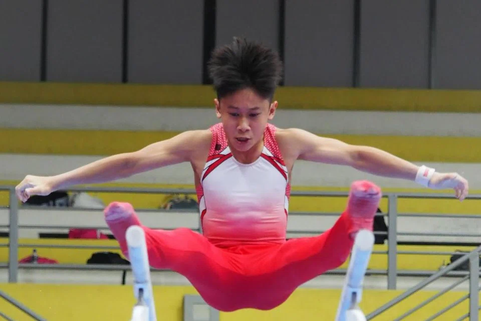 Jovi Loh beraksi pada acara palang selari di Kejohanan Gimnastik Artistik Nasional Remaja Lelaki pada 2 dan 3 Mac di Dewan Sukan Bishan. 