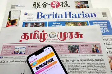 Akhbar vernakular seperti (dari atas) Lianhe Zaobao, Berita Harian and Tamil Murasu, telah memperuntukkan sumber ke arah pendigitalan agar dapat terus bertahan, kekal relevan dan menarik minat pembaca muda.