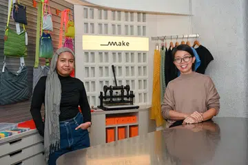 KEMAMPANAN INDUSTRI FESYEN: Perunding runcit Cik Nur Hazeerah Mohamed Basri bersama pemilik label pakaian wanita tempatan GINLEE Studio, Cik Gin Lee, mendekati pelanggan untuk memupuk kesedaran tentang kemampanan dalam industri fesyen. 