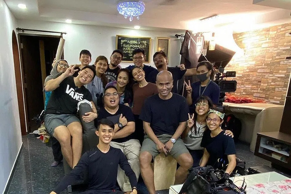 KREW DAN PROJEK ISTIMEWA: Pengarah Sanif Olek (duduk di tengah) menganggap Mr Ballerino projek istimewa kerana ini kali pertama seni balet menjadi tumpuan dalam siri drama Melayu. Beliau memiliki pengalaman hampir 25 tahun mengarah drama Melayu buat Mediacorp. - Foto ihsan SANIF OLEK