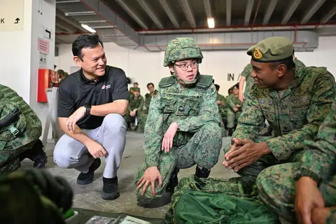 Menteri Negara Kanan (Pertahanan) Encik Zaqy Mohamad (kiri) berbual-bual dengan seorang askar yang menyertai Latihan Kerahan di Kem Selarang pada 7 Februari. Bersama mereka ialah Panglima Divisyen Kesembilan (9 Div) dan Ketua Pegawai Infantri Angkatan Bersenjata Singapura (SAF), Brigedier-Jeneral (BG) Fairoz Hassan.