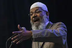 MELAMPAUI BATAS: Pendakwah agama, Dr Zakir Naik, melampaui batas apabila beliau menyentuh tentang politik perkauman, dan membangkitkan ketegangan antara kaum di Malaysia, kata Perdana Menteri Malaysia, Tun Dr Mahathir Mohamad. - Foto EPA-EFE.
