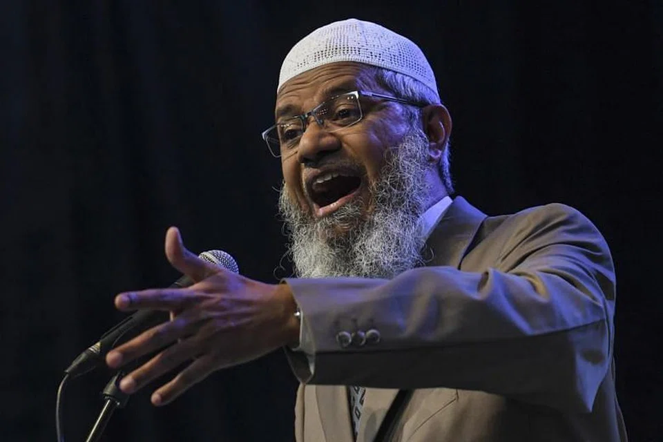 MELAMPAUI BATAS: Pendakwah agama, Dr Zakir Naik, melampaui batas apabila beliau menyentuh tentang politik perkauman, dan membangkitkan ketegangan antara kaum di Malaysia, kata Perdana Menteri Malaysia, Tun Dr Mahathir Mohamad. - Foto EPA-EFE.
