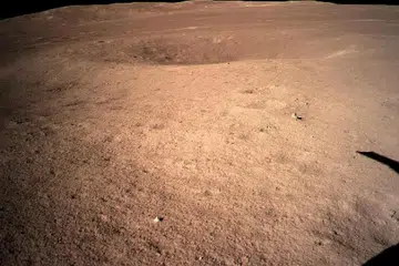 PEMANDANGAN MENAKJUBKAN: Pendaratan perayau, yakni kenderaan penyelidikan China, Chang'e-4, di bahagian jauh bulan di Kutub Selatan-Aitken Basin pada 10.26 pagi kelmarin dianggap sebagai satu pencapaian teknikal luar biasa. - Foto REUTERS