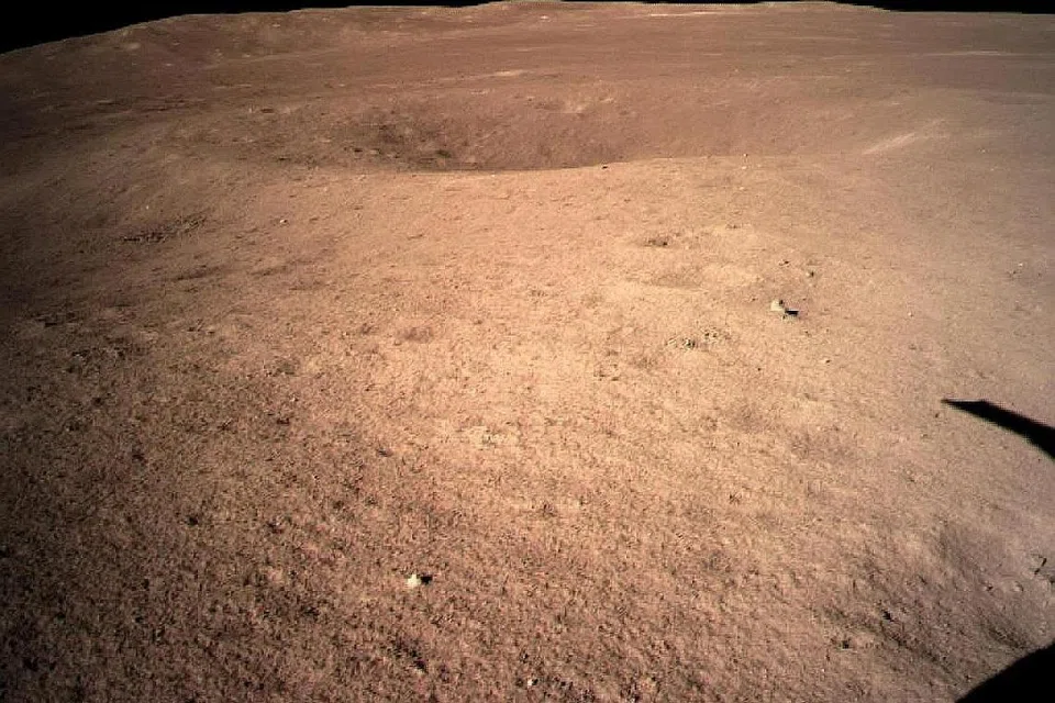 PEMANDANGAN MENAKJUBKAN: Pendaratan perayau, yakni kenderaan penyelidikan China, Chang'e-4, di bahagian jauh bulan di Kutub Selatan-Aitken Basin pada 10.26 pagi kelmarin dianggap sebagai satu pencapaian teknikal luar biasa. - Foto REUTERS