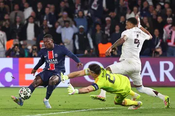 Pemain Paris Saint-Germain (PSG), Nuno Mendes (kiri), menjaringkan gol ketiga pasukannya pada perlawanan pertama suku akhir Liga Juara-Juara menentang Aston Villa di Paris pada 10 April. PSG menang 3-1. 