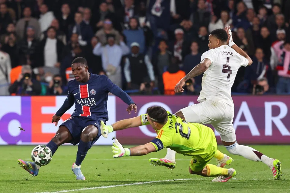 Pemain Paris Saint-Germain (PSG), Nuno Mendes (kiri), menjaringkan gol ketiga pasukannya pada perlawanan pertama suku akhir Liga Juara-Juara menentang Aston Villa di Paris pada 10 April. PSG menang 3-1. 
