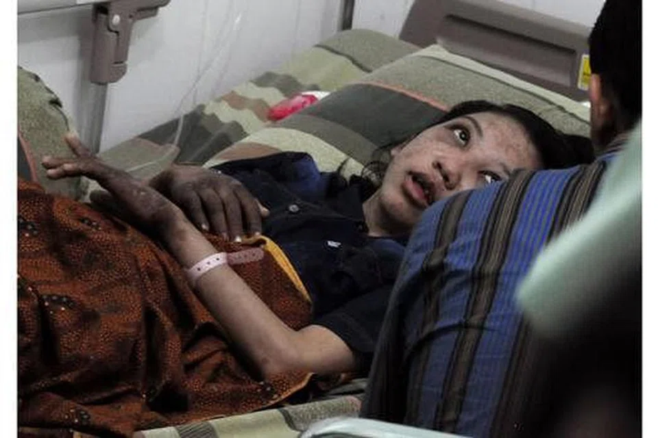 TERUK DIDERA: Cik Erwiana Sulistyaningsih yang sedang dirawat di sebuah hospital di Sragen, Jawa Tengah, diwawancara pihak berkuasa, kelmarin. - Foto AFP