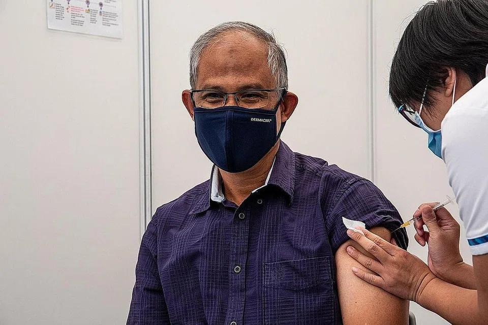 USAH KHUATIR: Encik Masagos meyakinkan orang ramai agar usah bimbang dengan vaksin Covid-19. - Foto FACEBOOK MASAGOS ZULKIFLI MASAGOS MOHAMAD