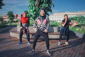 KEGIATAN SIHAT: Zumba Ahad ini akan dipimpin kumpulan Nawal Haddad Fitness yang diketuai Cik Nawal Alhaddad (tengah) di Our Tampines Hub. - Foto BH oleh IQBAL FAIZAL